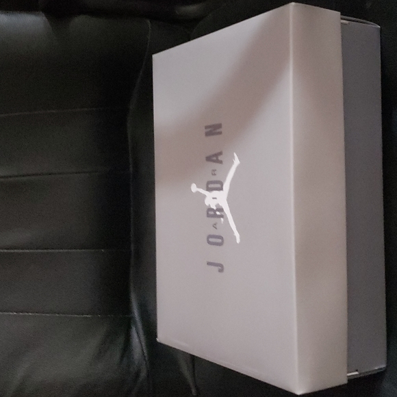 AIR JORDAN 11 RETRO (GS) 'Cool Grey' 2021 - Picture 14 of 16
